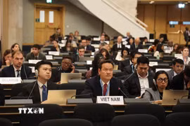 Đại sứ Mai Phan Dũng (ngồi bên phải) phát biểu trong phiên thảo luận chung tại khóa họp lần thứ 63 của Hội đồng Nhân quyền LHQ. (Ảnh: Anh Hiển/TTXVN)