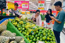 Người dân mua sắm tại siêu thị. (Ảnh: Hương Giang/TTXVN)