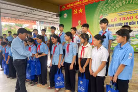 Tập đoàn Mavin triển khai chương trình “Nâng bước em đến trường”, trao tặng 1.035 suất quà cho học sinh có hoàn cảnh khó khăn tại Sơn La, Hưng Yên, Nghệ An, Gia Lai và Đồng Tháp.