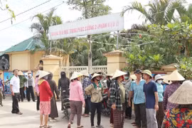 Nhiều phụ huynh chưa đồng ý việc sáp nhập phân hiệu 2 về điểm chính Trường tiểu học Trung Phúc Cường 2, xã Thiên Nhẫn, Nghệ An. (Nguồn: Tuổi Trẻ)
