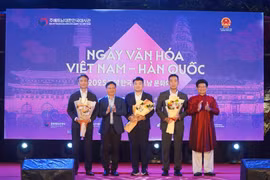 Phó Chủ tịch thường trực UBND thành phố Huế Nguyễn Thanh Bình tặng hoa cho các đại diện Hàn Quốc tham gia ngày hội. (Ảnh: Mai Trang/TTXVN)