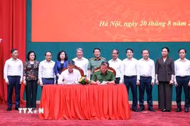 Lễ ký kết biên bản bàn giao nhiệm vụ Cơ quan Thường trực Ban chỉ đạo 57 Trung ương từ Văn phòng Trung ương Đảng về Bộ Công an. (Ảnh: Phạm Kiên/TTXVN)
