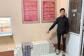 Đối tượng vận chuyển thuốc lá lậu khuya ngày 26/3/2026 bị bắt giữ cùng tang vật. (Ảnh: TTXVN phát)