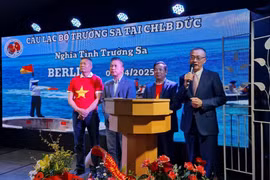 Đại sứ Việt Nam tại Đức Vũ Quang Minh phát biểu tại buổi gặp gỡ. (Ảnh: Vũ Tùng/TTXVN)