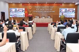 Đại biểu hai tỉnh Lào Cai và Yên Bái cùng tham gia biểu quyết thông qua Nghị quyết hợp nhất hai tỉnh.(Nguồn: Nhân dân)