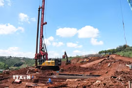 Đơn vị thi công tập trung máy móc, phương tiện thi công cao tốc Bảo Lộc – Liên Khương, tại vị trí Km162, đoạn qua thôn Tân Phú 2, xã Bảo Thuận, Lâm Đồng. (Ảnh: Chu Quốc Hùng/TTXVN)