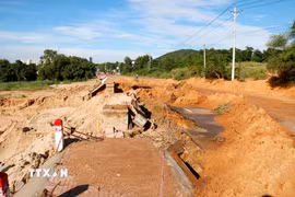 Mưa lớn làm sạt lở, hư hỏng khoảng 1/2 mặt đường và kéo dài khoảng 30m của tuyến đường 1.5 (khu phố 12, phường Phú Thủy) dẫn vào các khu du lịch. (Ảnh: Nguyễn Thanh/TTXVN)