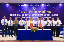 Lễ ký kết hợp đồng chìa khóa trao tay giữa Ban Quản lý đường sắt đô thị Hà Nội và Liên danh Vinhomes – SGC. (Ảnh: TTXVN phát)