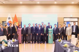 Các đại biểu tham dự hội nghị chụp ảnh lưu niệm. (Ảnh: Đào Lâm/TTXVN)