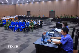 Đại diện Viện Kiểm sát công bố bản cáo trạng đối với các bị cáo. (Ảnh: Phạm Kiên/TTXVN)