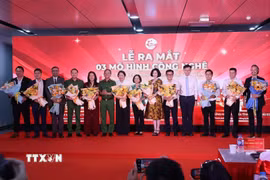 Đại diện lãnh đạo Ủy ban Nhân dân Thành phố Hồ Chí Minh chúc mừng các đơn vị thực hiện 3 mô hình chuyển đổi số phục vụ người dân. (Ảnh: Hồng Đạt/TTXVN)