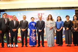 Đại sứ Nguyễn Mạnh Cường (chính giữa) và Quốc Vụ khanh Bộ Ngoại giao Bangladesh Shama Obaed Islam (thứ tư từ phải sang) chụp ảnh cùng Đại sứ các nước ASEAN. (Ảnh: TTXVN phát)