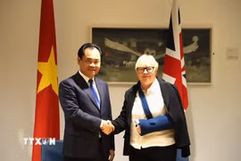 Bộ trưởng Bộ Nông nghiệp và Môi trường Việt Nam Trịnh Việt Hùng và Bộ trưởng Bộ Môi trường, Thực phẩm và Các vấn đề nông thôn Vương quốc Anh (DEFRA) Angela Eagle sau lễ ký kết Bản ghi nhớ (MOU) về hợp tác ứng phó biến đổi khí hậu giữa hai Bộ. (Ảnh: Đức Việt/TTXVN)