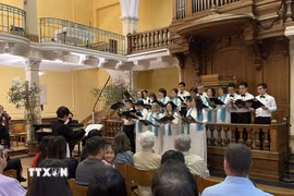 Dàn hợp xướng Hợp ca Quê Hương biểu diễn tại đêm hòa nhạc “Concert de Solidarité” ở Paris ngày 24/9/2026. (Ảnh: Trần Đức Hùng/TTXVN)