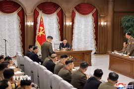 Nhà lãnh đạo Triều Tiên Kim Jong Un chủ trì Hội nghị mở rộng lần thứ nhất của Quân ủy Trung ương khóa IX tại Bình Nhưỡng ngày 9/7/2026. (Ảnh: Yonhap/TTXVN phát)