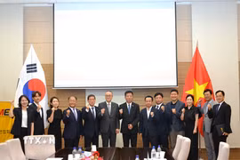 Đại diện Đại sứ quán Việt Nam và Liên đoàn KFME chụp ảnh lưu niệm. (Ảnh: Khánh Vân/TTXVN)