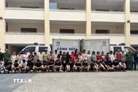 49 đối tượng, trong đó có 4 người nước ngoài, trong đường dây mua bán vận chuyển ma túy núp bóng thuốc lá điện tử bị bắt giữ. (Ảnh: TTXVN phát)