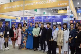 Đoàn đại biểu tham dự lễ khai trương Gian hàng Điện ảnh Việt Nam. (Ảnh: VFDA)