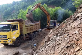 Địa phương tiến hành khắc phục điểm sạt lở. (Nguồn: Báo Quảng Ngãi)