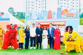Đại sứ Vũ Hồ chụp ảnh lưu niệm với đội múa lân của cộng đồng người Việt tại Hwaseong. (Ảnh: Đại sứ Việt Nam tại Hàn Quốc cung cấp)