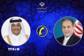 Thủ tướng kiêm Ngoại trưởng Qatar Sheikh Mohammed bin Abdulrahman Al Thani (trái) và Ngoại trưởng Iran Abbas Araghchi. (Ảnh: IRNA/TTXVN phát)