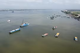 Cửa khẩu quốc tế Thường Phước (có cả đường bộ và đường sông) giúp hoạt động xuất nhập khẩu hàng hóa sang Campuchia thuận lợi. (Ảnh: Nhựt An/TTXVN)