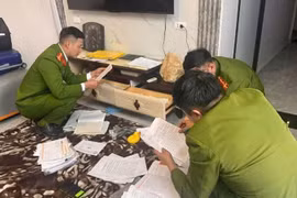 Cơ quan công an khám xét tại nhà đối tượng Dương Thị Du. (Nguồn: Công an Bắc Giang)