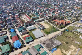 Bãi tập kết rác tại Cụm công nghiệp Thạch Kim (xã Lộc Hà, tỉnh Hà Tĩnh) bị ùn ứ nhiều tháng nay do nơi xử lý dừng tiếp nhận. (Ảnh: Hữu Quyết/TTXVN)