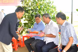 Đại diện công ty LUAGPT giới thiệu hệ thống thiết bị AWD thông minh giúp tiết kiệm nước, giảm phát thải khí nhà kính với Thứ trưởng Trần Thanh Nam. (Ảnh: Văn Sĩ/TTXVN)