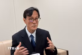 Giáo sư Shimizu Masaaki, Đại học Osaka, trả lời phỏng vấn của về ý nghĩa lịch sử của của sự kiện Chủ tịch Hồ Chí Minh ra đi tìm đường cứu nước. (Ảnh: Phạm Tuân/TTXVN)