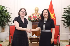 Thứ trưởng Ngoại giao Lê Thị Thu Hằng tiếp đón Đại sứ Ireland tại Việt Nam Deirdre Ní Fhallúin. (Ảnh: BQT)