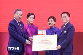 Tổng Bí thư, Chủ tịch nước Tô Lâm và Phu nhân trao tặng tượng trưng "Tủ sách tiếng Việt" cho Hội người Việt Nam toàn Thái Lan (5/2026). (Ảnh: Thống Nhất/TTXVN)