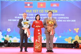 Lãnh đạo tỉnh Đồng Nai tặng quà đại diện Tổng lãnh sự Campuchia tại Thành phố Hồ Chí Minh và Tổng lãnh sự Lào tại Thành phố Hồ Chí Minh nhân dịp Tết cổ truyền. (Ảnh: Lê Xuân/TTXVN)