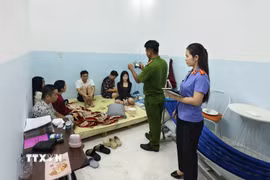 Nhóm đối tượng bị bắt quả tang sử dụng ma túy tại tầng trệt. (Ảnh: TTXVN phát)