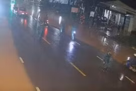 Hình ảnh camera ghi lại ông Toàn đang điều tiết giao thông.