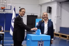 Tổng thống Israel Isaac Herzog và phu nhân Michal Herzog bỏ phiếu tại điểm bỏ phiếu đặt ở Trường Tiểu học Paula Ben-Gurion ở Jerusalem. Ảnh: TTXVN phát