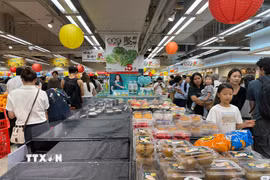 Người dân Hong Kong đổ xô đi siêu thị tích trữ đồ ăn phòng bão Ragasa, tối 22/9. (Ảnh: Mạc Luyện/TTXVN)