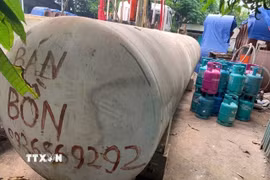 Bồn chứa khí gas cùng các thiết bị, dây dẫn phục vụ hoạt động san chiết trái phép bị lực lượng chức năng xã Ngọc Hồi, thành phố Hà Nội phát hiện, thu giữ. (Ảnh: TTXVN phát)