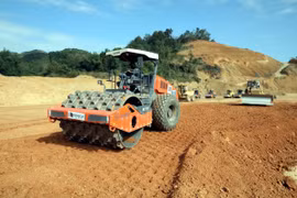 Thi công dự án cao tốc cửa khẩu Hữu Nghị-Chi Lăng. (Ảnh: Văn Đạt/TTXVN)