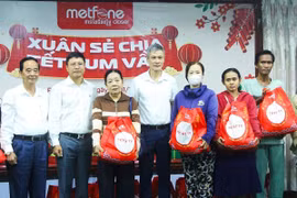 Ban tổ chức tặng quà Tết cho người gốc Việt có hoàn cảnh khó khăn trên địa bàn thủ đô Phnom Penh, Campuchia. (Ảnh: Quang Anh/TTXVN)