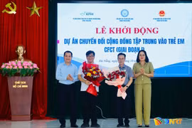 Lãnh đạo xã Đồng Dương tặng hoa tri ân đơn vị tài trợ dự án. (Nguồn: Báo Đà Nẵng)