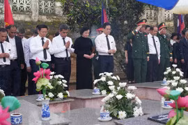 Phó Thủ tướng Phạm Thị Thanh Trà cùng các đại biểu thực hiện nghi thức an táng hài cốt các liệt sỹ. (Ảnh: Dư Toán/TTXVN)
