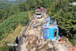 Vụ tai nạn khiến 3 người tử vong tại chỗ, 5 người bị thương nặng được đưa đi cấp cứu và nhiều hành khách khác bị thương nhẹ. (Ảnh: Đinh Thùy/TTXVN)