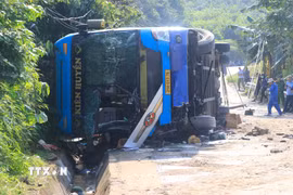 Vụ tai nạn khiến 3 người tử vong tại chỗ, 5 người bị thương nặng được đưa đi cấp cứu và nhiều hành khách khác bị thương nhẹ. (Ảnh: Đinh Thùy/TTXVN)