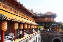 Mái giữa Lầu Ngũ Phụng, Đại Nội Huế lợp ngói hoàng lưu ly, tượng trưng cho uy quyền và sự tôn nghiêm. (Ảnh: Nguyên Lý/TTXVN)