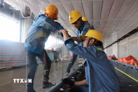 Lắp đặt thang bộ hành nhà ga hành khách sân bay Long Thành. (Ảnh: Công Phong/TTXVN)