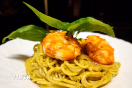 Một đĩa pasta sốt pesto tôm. (Ảnh: Việt Hải/TTXVN)
