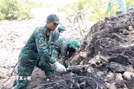 Đội tìm kiếm, quy tập hài cốt liệt sỹ Bộ Chỉ huy Quân sự tỉnh Khánh Hòa tìm kiếm tại khu vực đã khảo sát. (Ảnh: Xuân Triệu/TTXVN)