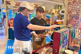 Người dân chọn mua bánh Trung Thu tại trung tâm thương mại Estella, Thành phố Hồ Chí Minh. (Ảnh: Hương Giang/TTXVN)