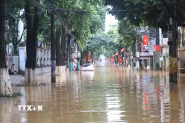 Đường Bế Văn Đàn, phường Thục Phán (Cao Bằng) bị ngập sâu. (Ảnh: Chu Hiệu/TTXVN)
